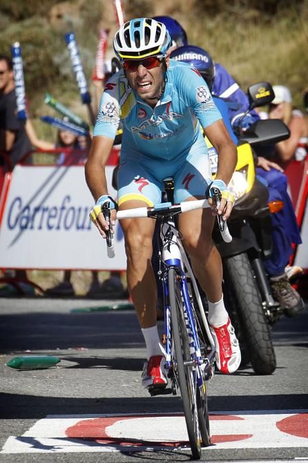 Vincenzo Nibali (Astana) relinquished the race lead, but also lost time before the rest day.