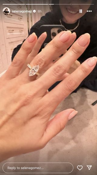 Selena Gomez showing her engagement ring on IG Story