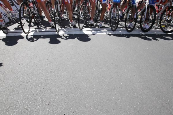 The women's peloton lines up ready for the race to start.