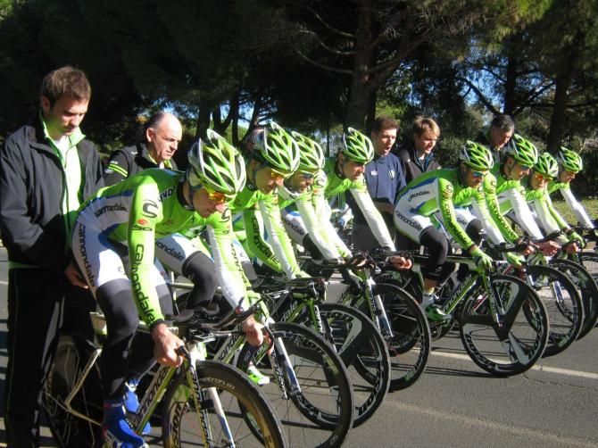 Elia Viviani lead team one