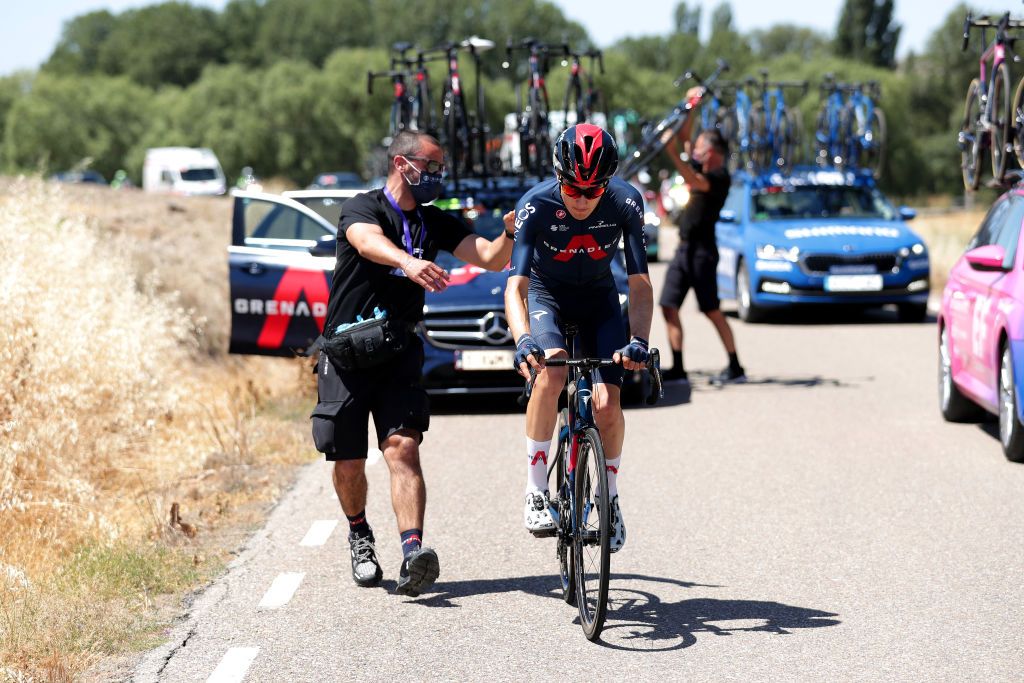 ARANDA DE DUERO SPAIN AUGUST 06 Carlos Rodriguez Cano of Spain and Team INEOS Grenadiers helped by a mechanic during the 43rd Vuelta a Burgos 2021 Stage 4 a 149km stage from Roa to Aranda de Duero VueltaBurgos BurgosCycling CapitalMundialdelCiclismo on August 06 2021 in Aranda de Duero Spain Photo by Gonzalo Arroyo MorenoGetty Images
