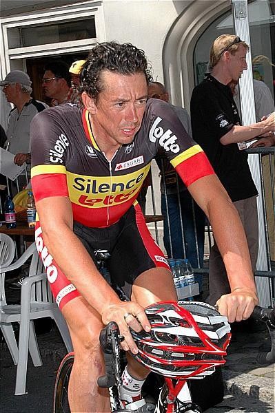 Leif Hoste (Silence-Lotto) rode up with his Belgian champ jersey that he earned in a somewhat flatter time trial last year in Belgium.