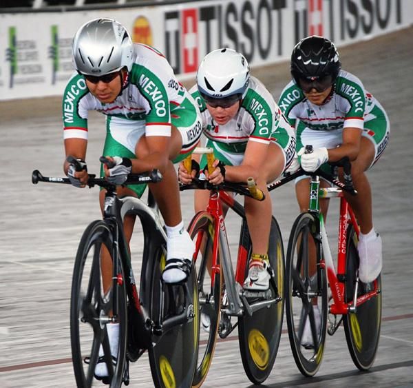 Mexico's women's team pursuit squad in action during qualifying.