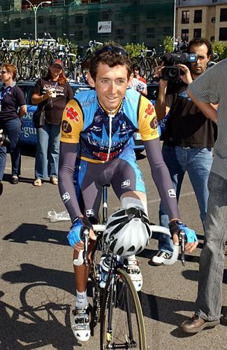 Roberto Heras (Liberty Seguros) turns up for the start