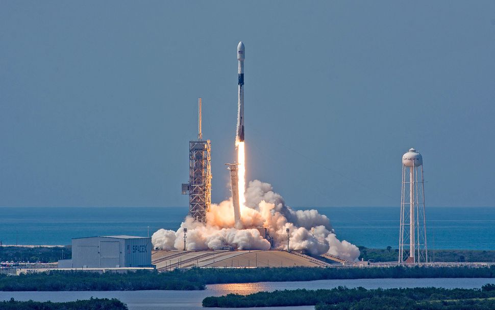 Photos SpaceX Launches, Lands 1st 'Block 5' Falcon 9 Rocket Space