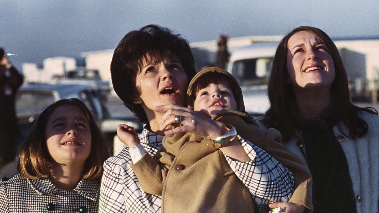 Marilyn Lovell shown in Apollo 13: Survival, looking up to the sky with her family