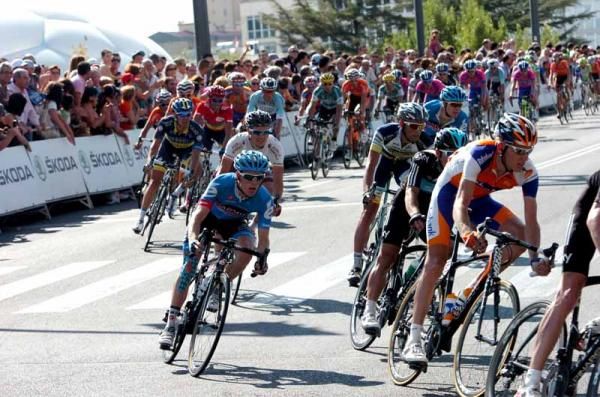 Robert Gesink (Rabobank) heads into the final kilometre