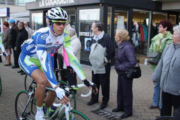Daniel Oss (Liquigas-Cannondale) rocks up to the start.