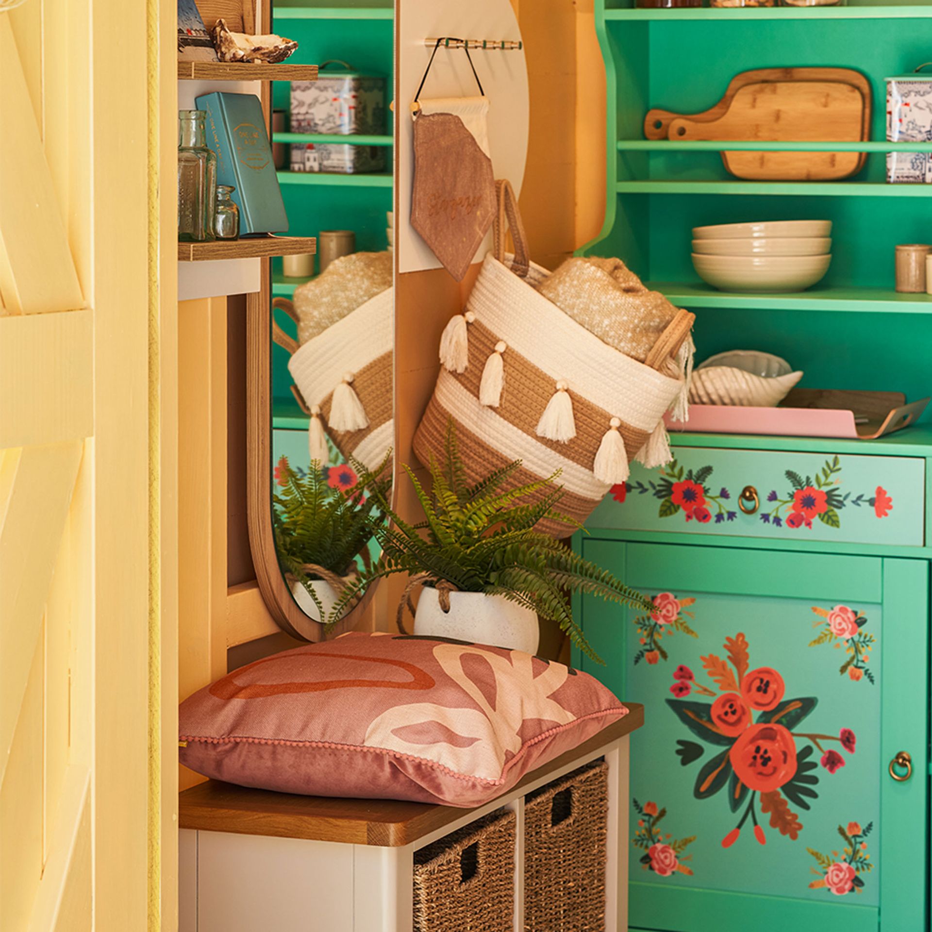 Malowana na pomarańczowo chatka plażowa ze schowkiem i lustrem