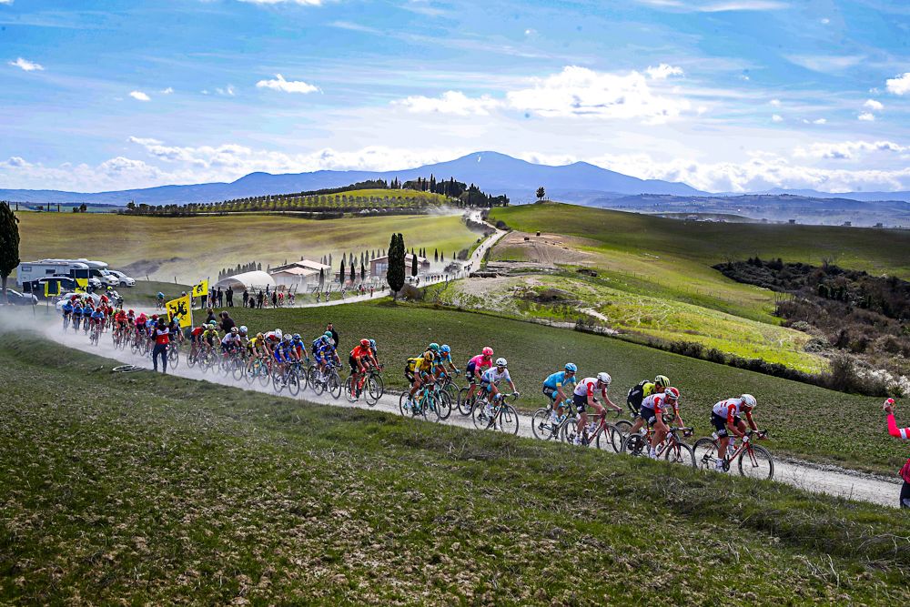 Dust flies as the peloton races Strade Bianche