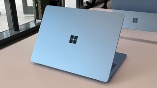 Surface Laptop Copilot+ PC op een tafel