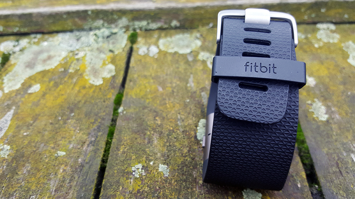 Fitbit Surge review: large fitness tracker makes big promises it can't ...