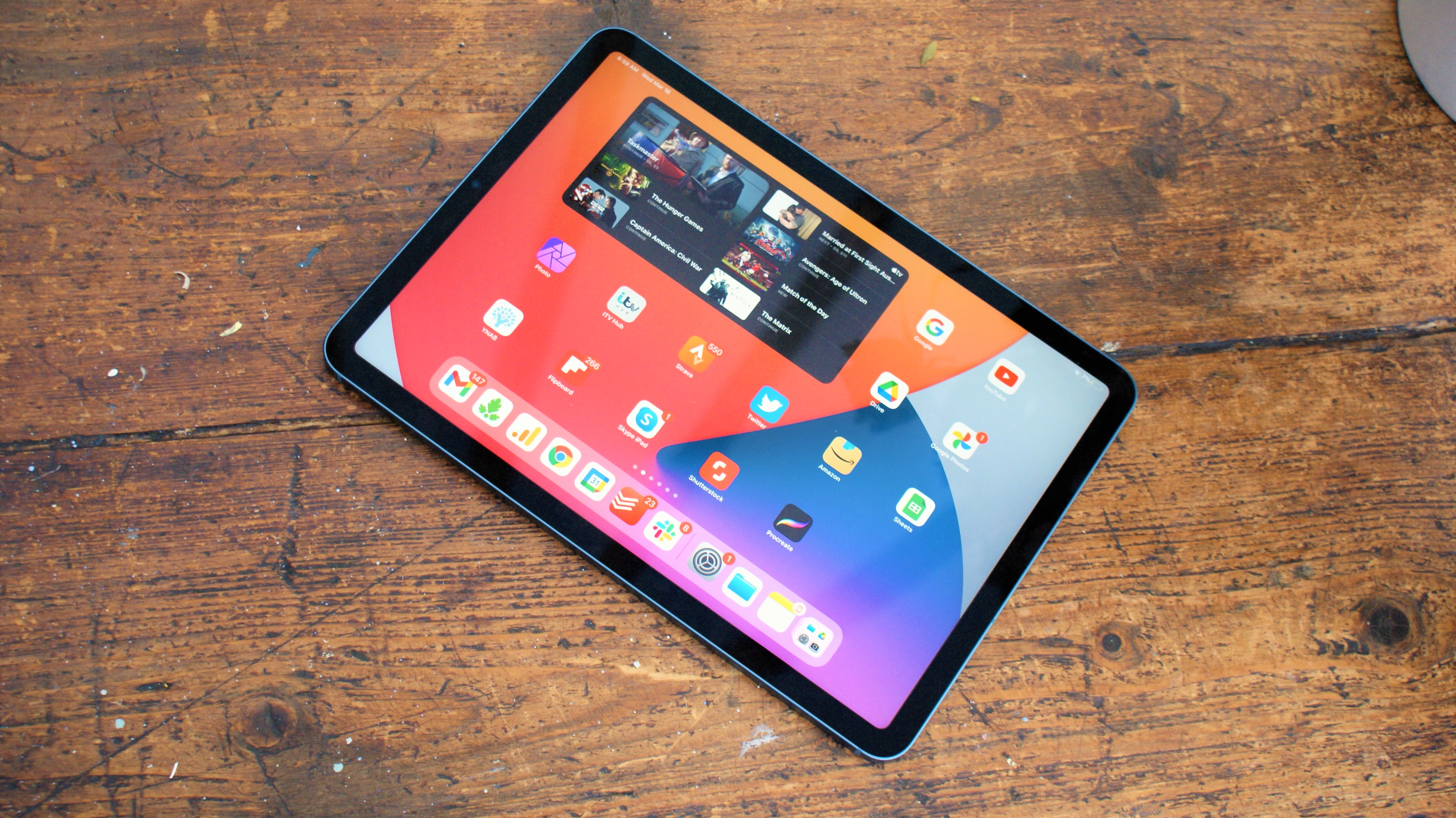Face-to-face images of ipad Air 2022 in use