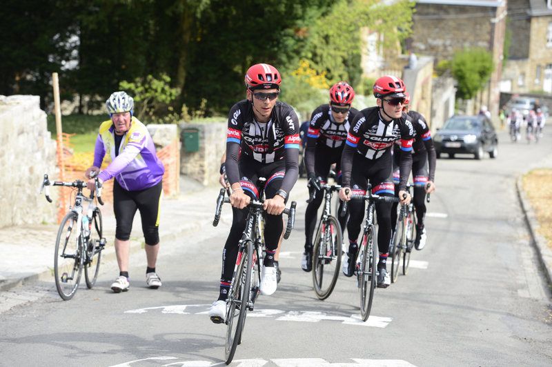 A fan finds the Mur a little more difficult than Warren Barguil and Giant-Alpecin