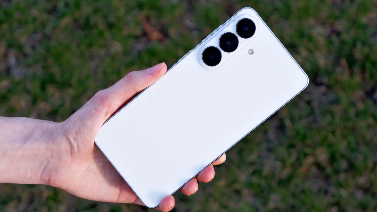 The Samsung Galaxy S26 Plus is either someone’s goldilocks phone or the forgotten middle child