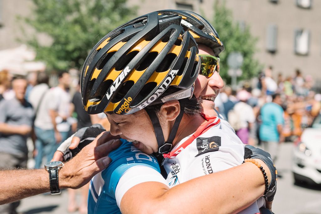 Elisa Longo Borghini (Wiggle Honda) congratulates Mayuko Hagiwara after her stage win