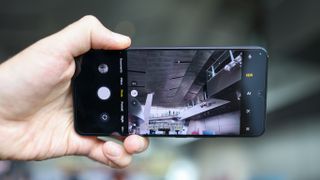 Ihmisen kädessä oleva Xiaomi 12T Pro kameraohjelmisto avoimena