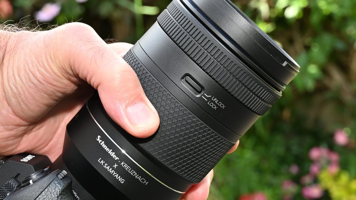 LK Samyang AF 60-180mm f/2.8 product image