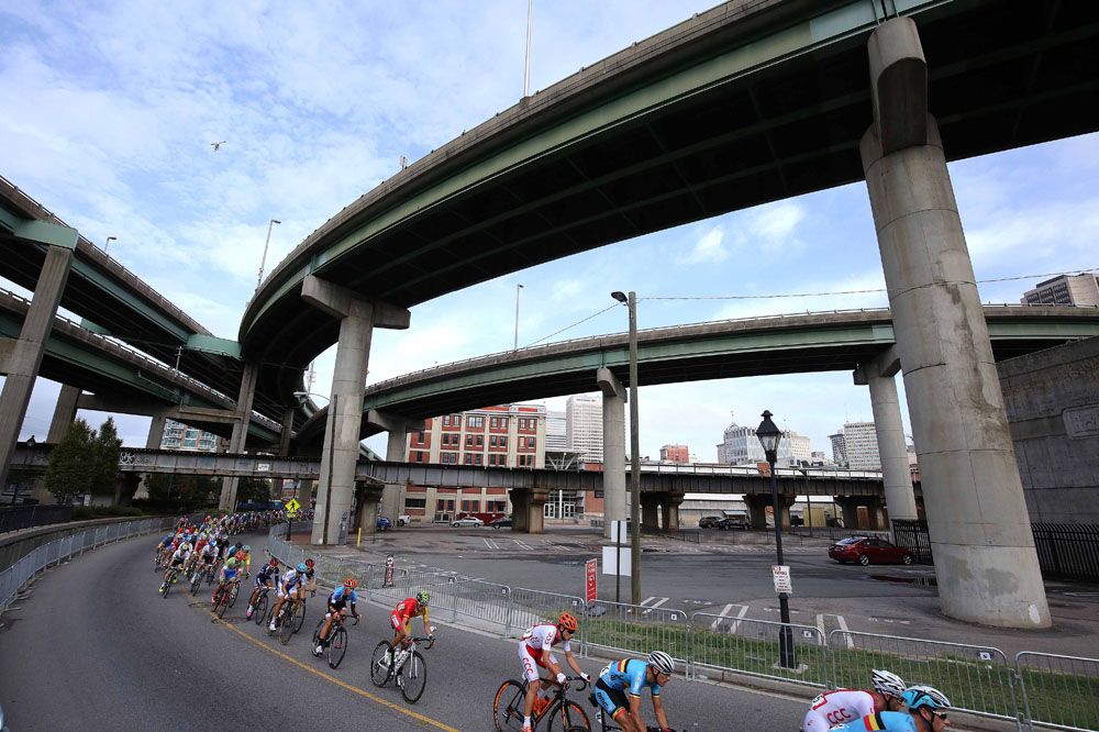 A strung out peloton chasing the break