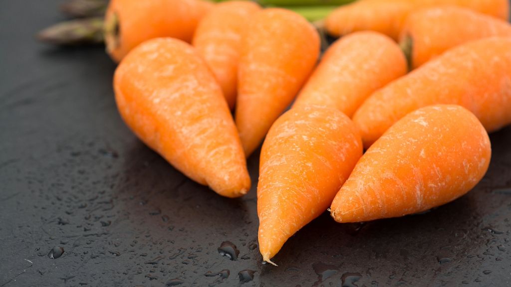 handful of baby chantenay carrots 