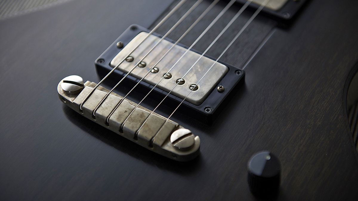 Old-looking Bare Knuckle Crawler and Mississippi Queen pickups are used here. PJE is also using Fralin P-90s for his guitars