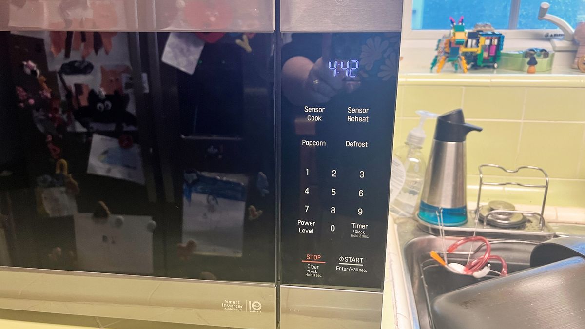 LG LMC2075ST being tested in writer's home