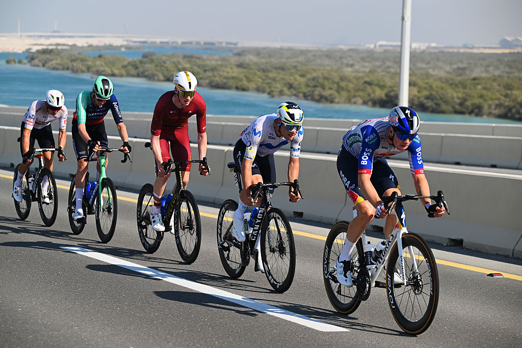 ABU DHABI, EMIRADOS ÁRABES UNIDOS - 22 DE FEVEREIRO: Vista geral de Callum Thornley da Grã-Bretanha e Team Red Bull - BORA - hansgrohe, Daan Hoole da Holanda e Team Decathlon CMA CGM, Ezra Caudell dos EUA e Team Modern Adventure Pro Cycling, Lorenzo Milesi da Itália e Team Movistar e Aivaras Mikutis da Lituânia e Team Tudor Pro Cycling durante o Dia 8 dos Emirados Árabes Unidos Passeio. 2026 Etapa 7, 149 km do Museu Nacional de Zayed até o quebra-mar de Abu Dhabi / #UCIWT / em 22 de fevereiro de 2026 em Abu Dhabi, Emirados Árabes Unidos (Foto de Tim de Waele/Getty Images)
