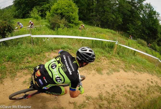 A Cannondale rider zig zags across the initial grassy sections of the course