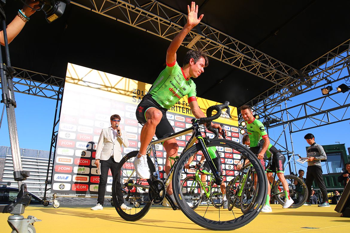 Rigoberto Uran gives a wave