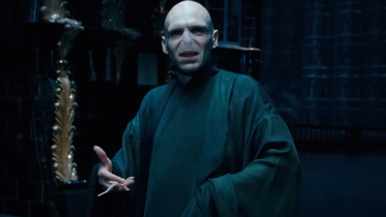 Ralph Fiennes as Voldemort in Order of the Phoenix, holding his wand in his left hand.