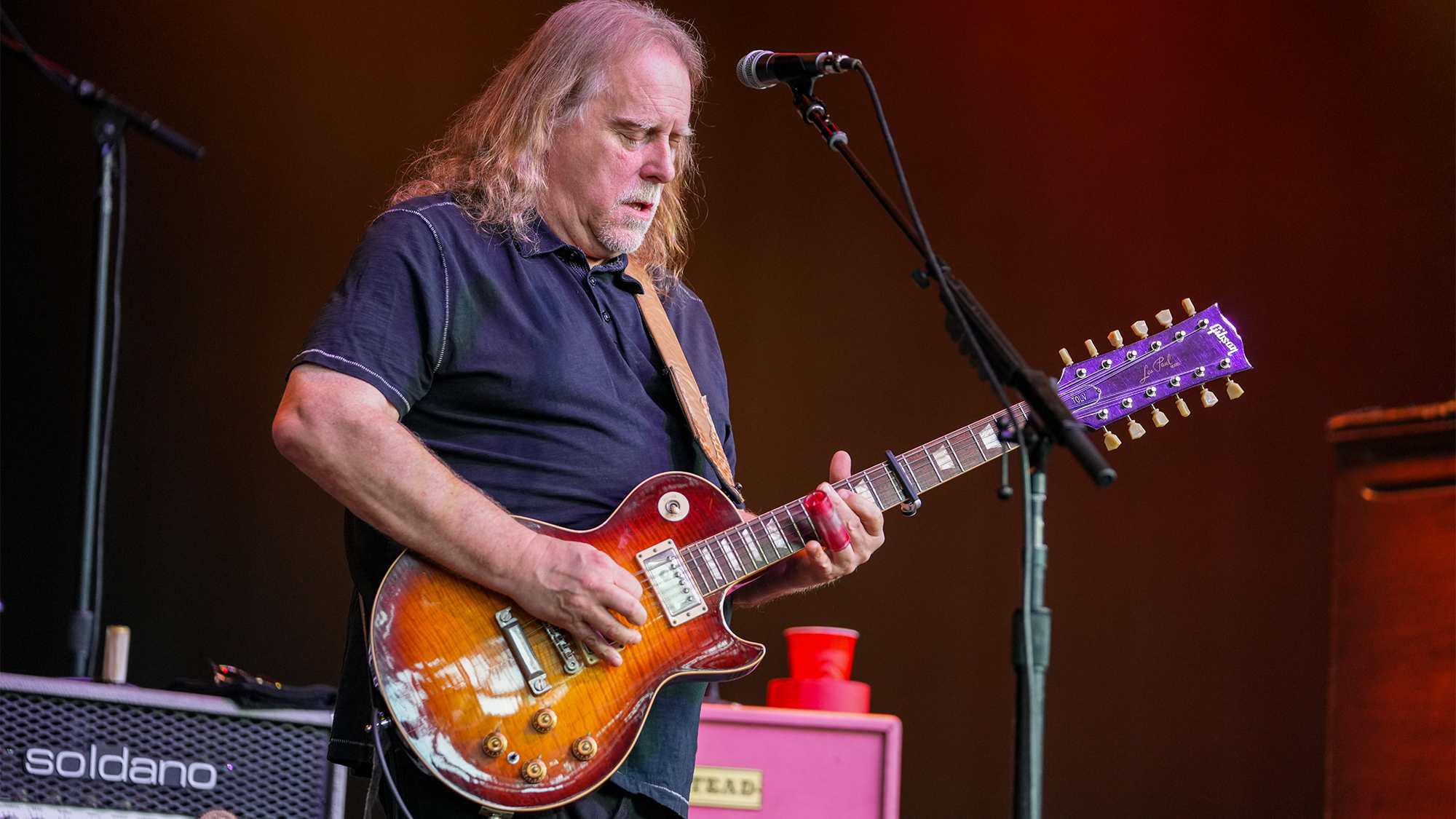 A photo of Warren Haynes performing onstage with his custom Gibson Les Paul 12-string, one of two 12-string Les Paul&#039;s the company built for him in 1990