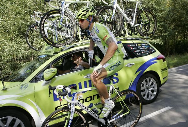 Daniel Oss (Liquigas - Cannondale) gets a bottle handoff