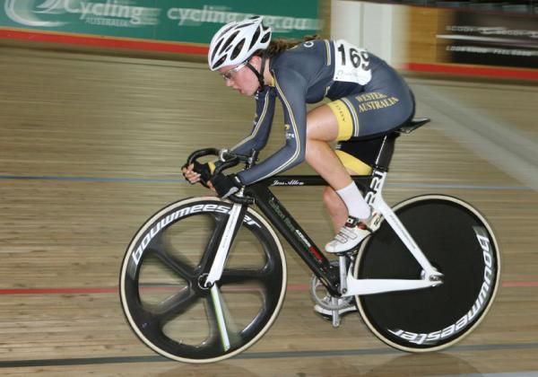 Jessica Allen takes a lap in the women's under 19 20km points race.