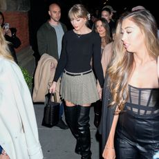 Taylor Swift at a NYC girls' dinner
