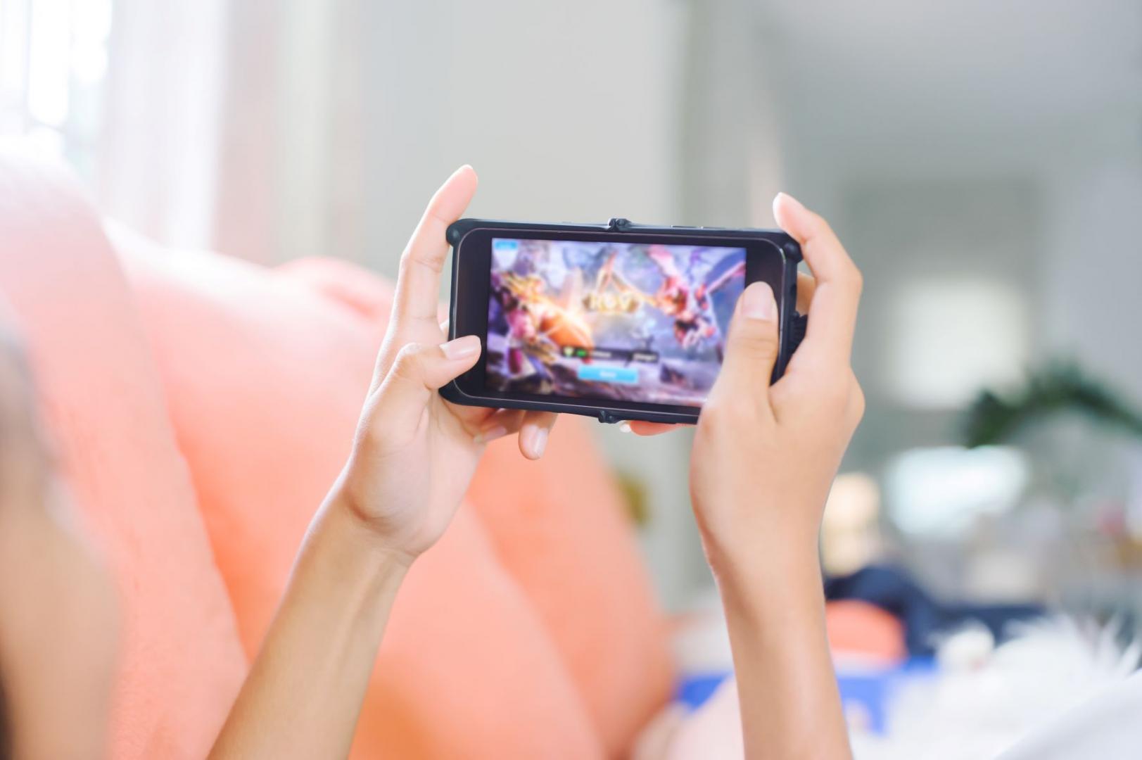 Eine Person spielt auf ihrem Handy