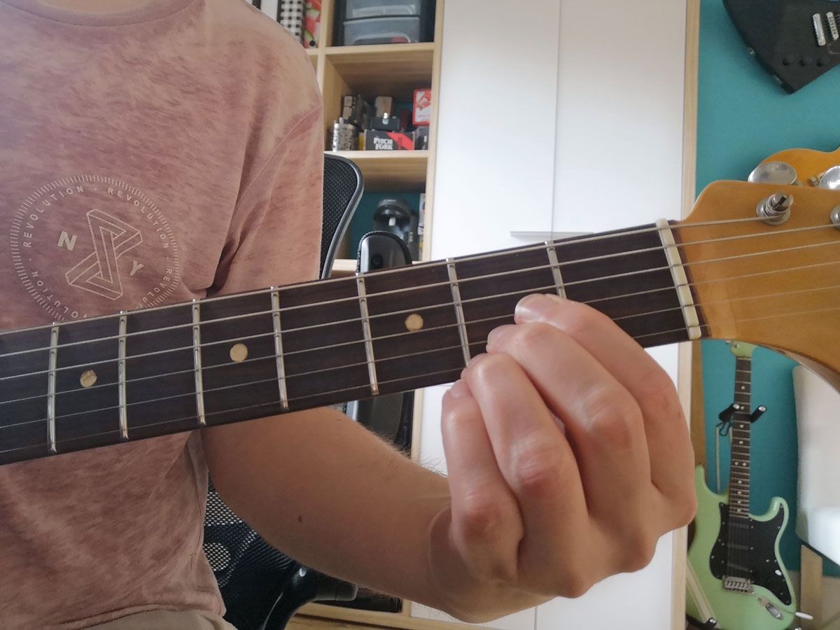 How to play the D chord on guitar
