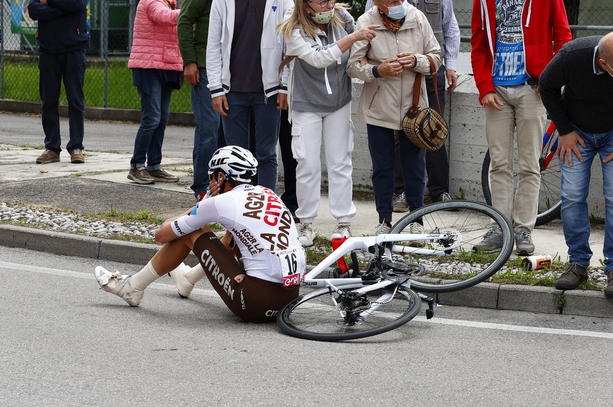 Giro d'Italia 2021 - 104th Edition - 14th stage Cittadella - Monte Zoncolan 205 km - 22/05/2021 - Crash - Lawrence Naesen (BEL - AG2R Citroen Team) - photo Luca Bettini/BettiniPhoto&Acirc;&copy;2021