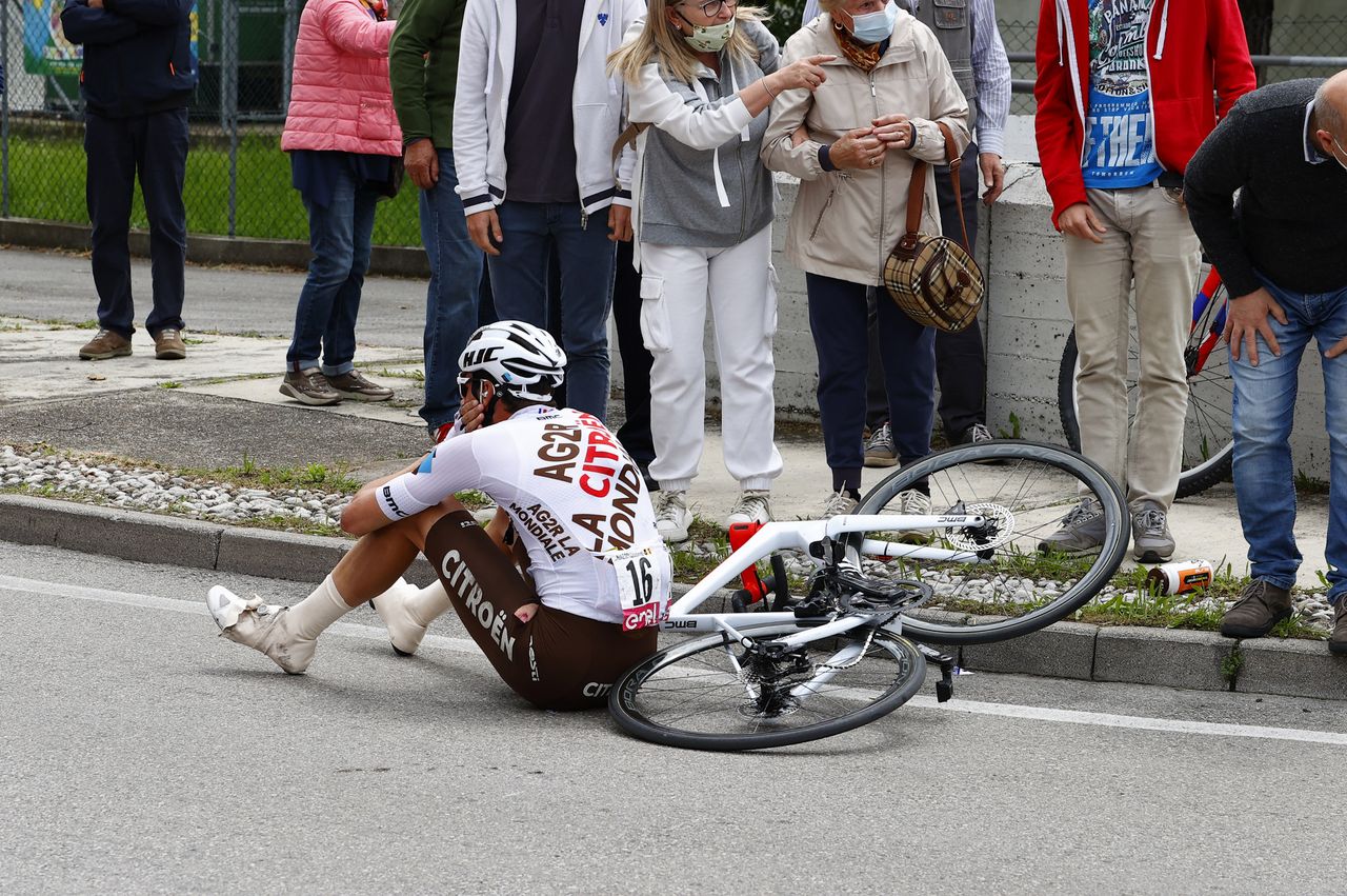 Giro d'Italia 2021 - 104th Edition - 14th stage Cittadella - Monte Zoncolan 205 km - 22/05/2021 - Crash - Lawrence Naesen (BEL - AG2R Citroen Team) - photo Luca Bettini/BettiniPhoto&Acirc;&copy;2021