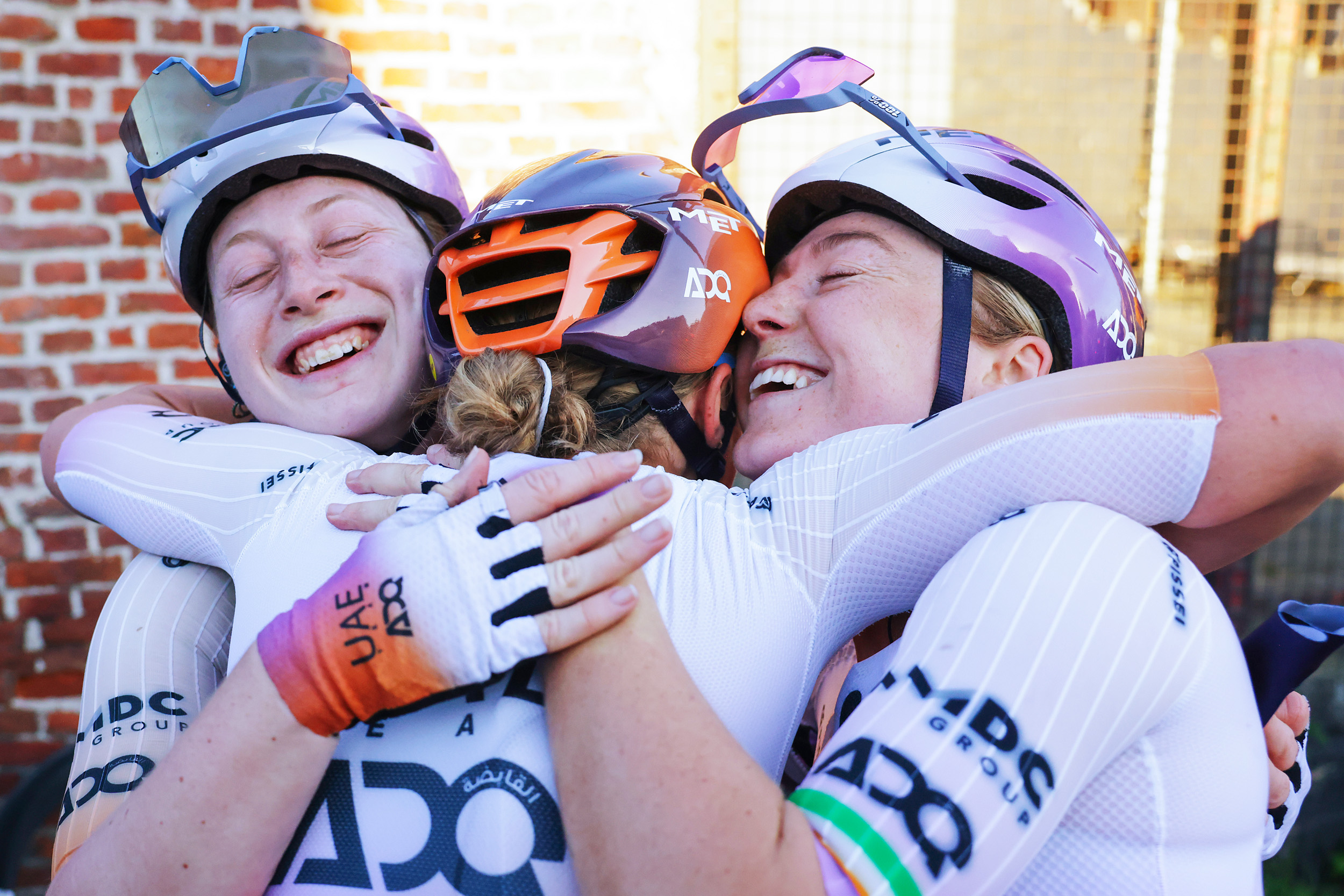 Lara Gillespie smiles and hugs her UAE Team ADQ teammates after winning Le Samynn des Dames 2026