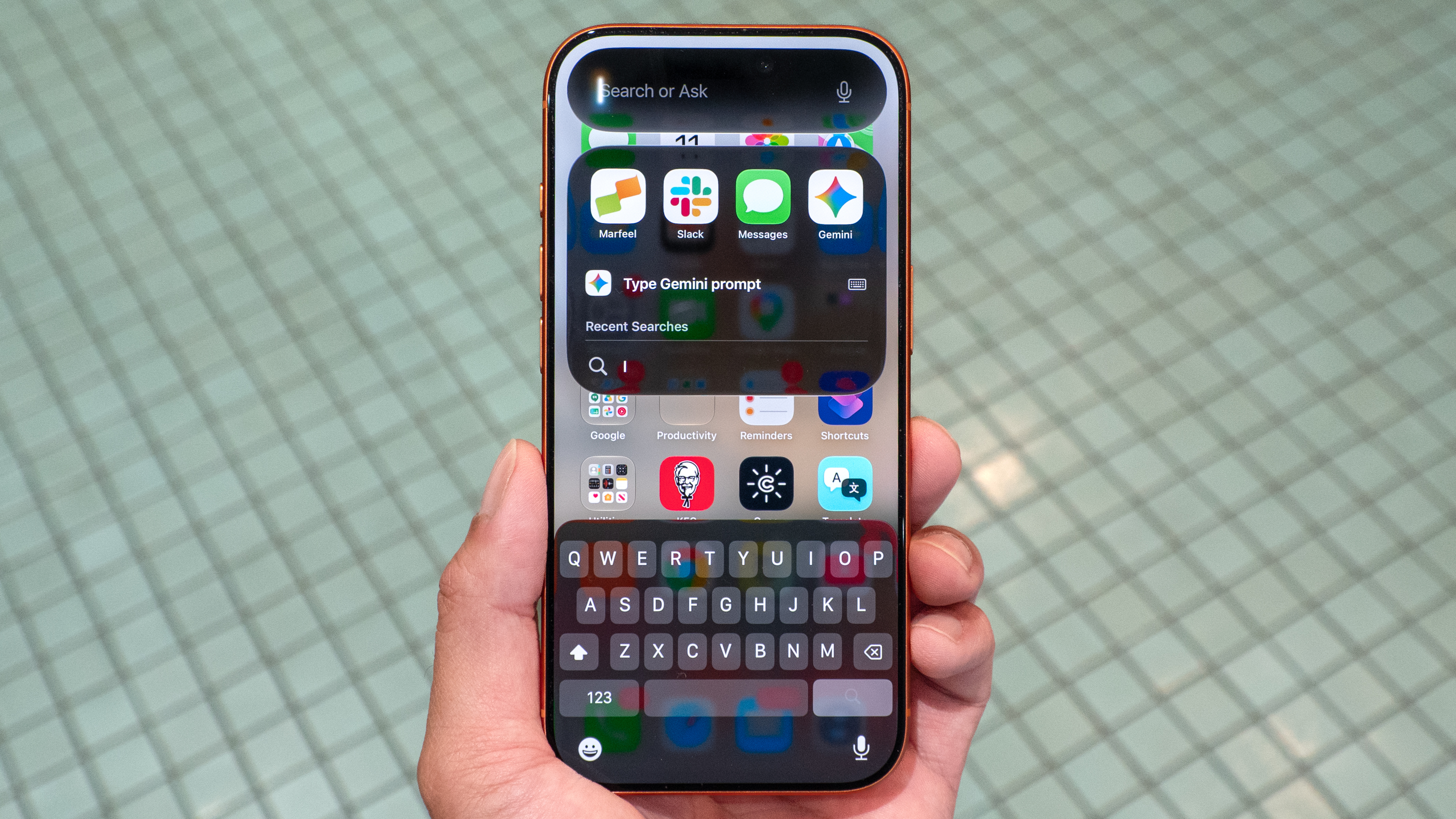 iOS 17 Siri AI روی آیفون 27 پرو اجرا می شود.