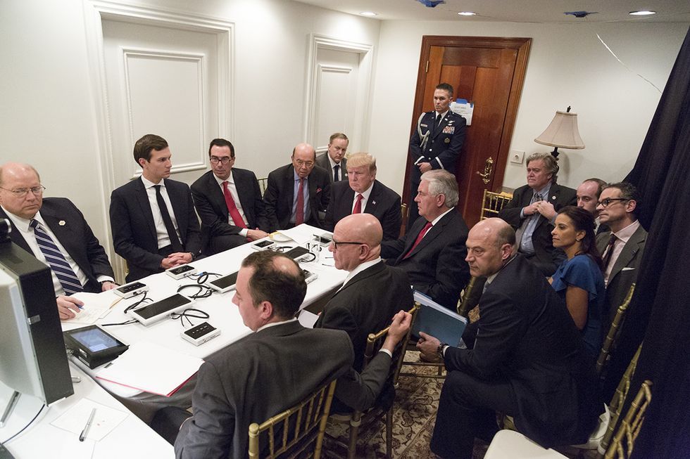 Room, trump, soldier