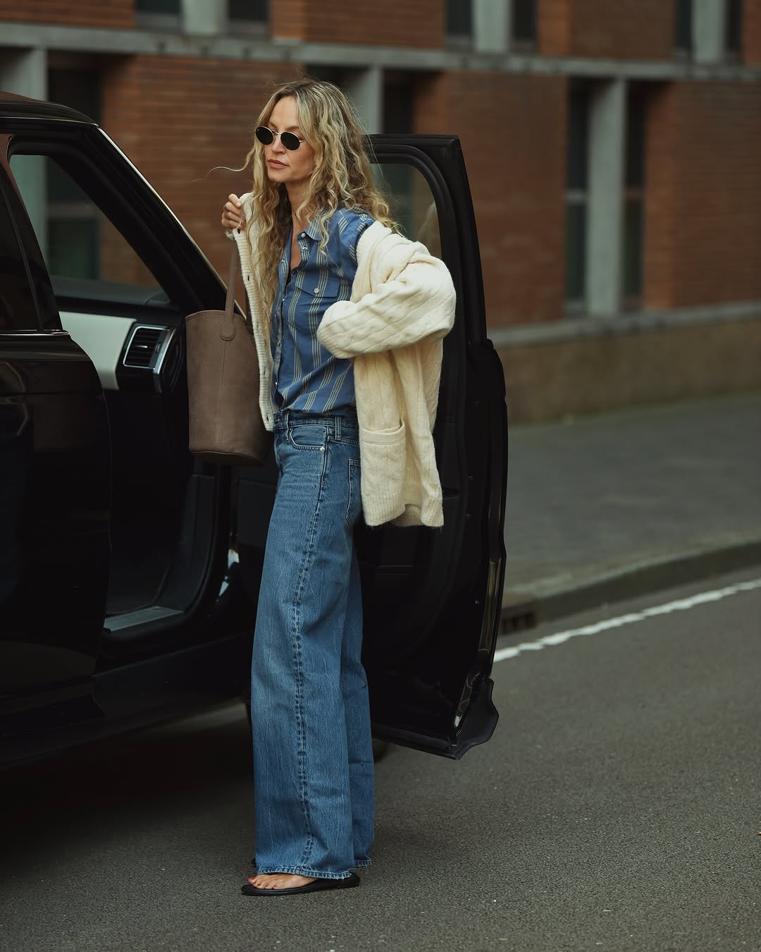 Striped shirt and jeans outfits - Blue Stripes + Wide-leg Jeans + Chunky Cardi