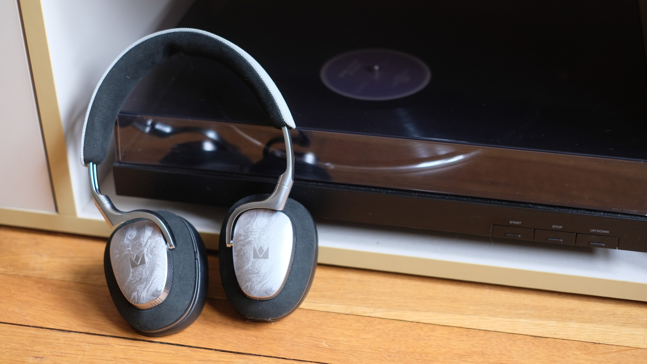 Photograph of Noble FoKus Artemis over-ear wireless headphone
