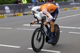 Bauke Mollema with a bird in his face