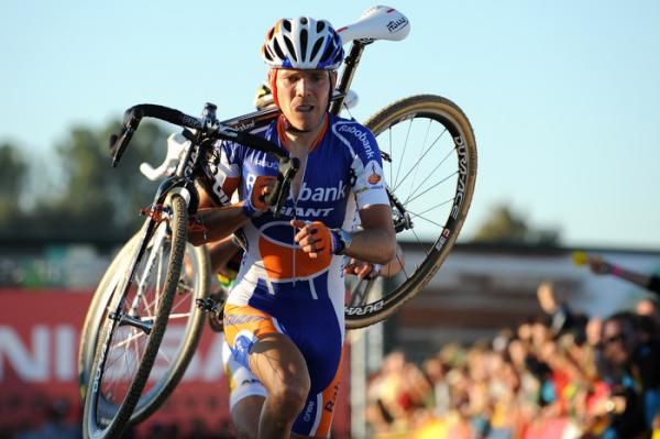 Bart Aernouts (Rabo-Giant Offroad) pushes the pace at the front.