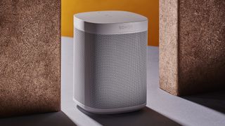 Sonos một trên nền màu cam