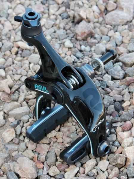 The widely braced arms should presumably cut down on fore-aft flex for a solid braking feel.