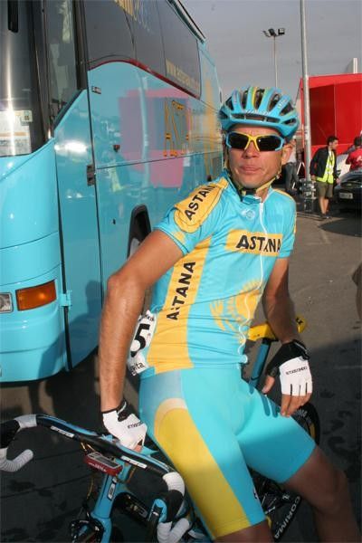 Andrey Kashechkin (Astana) relaxes near the team bus.