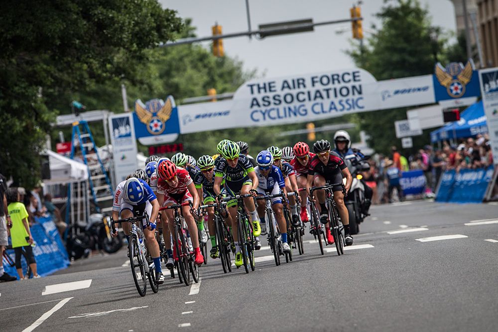 The women&rsquo;s field chases the leader
