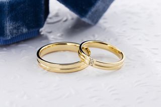 A pair of simple, gold wedding rings.